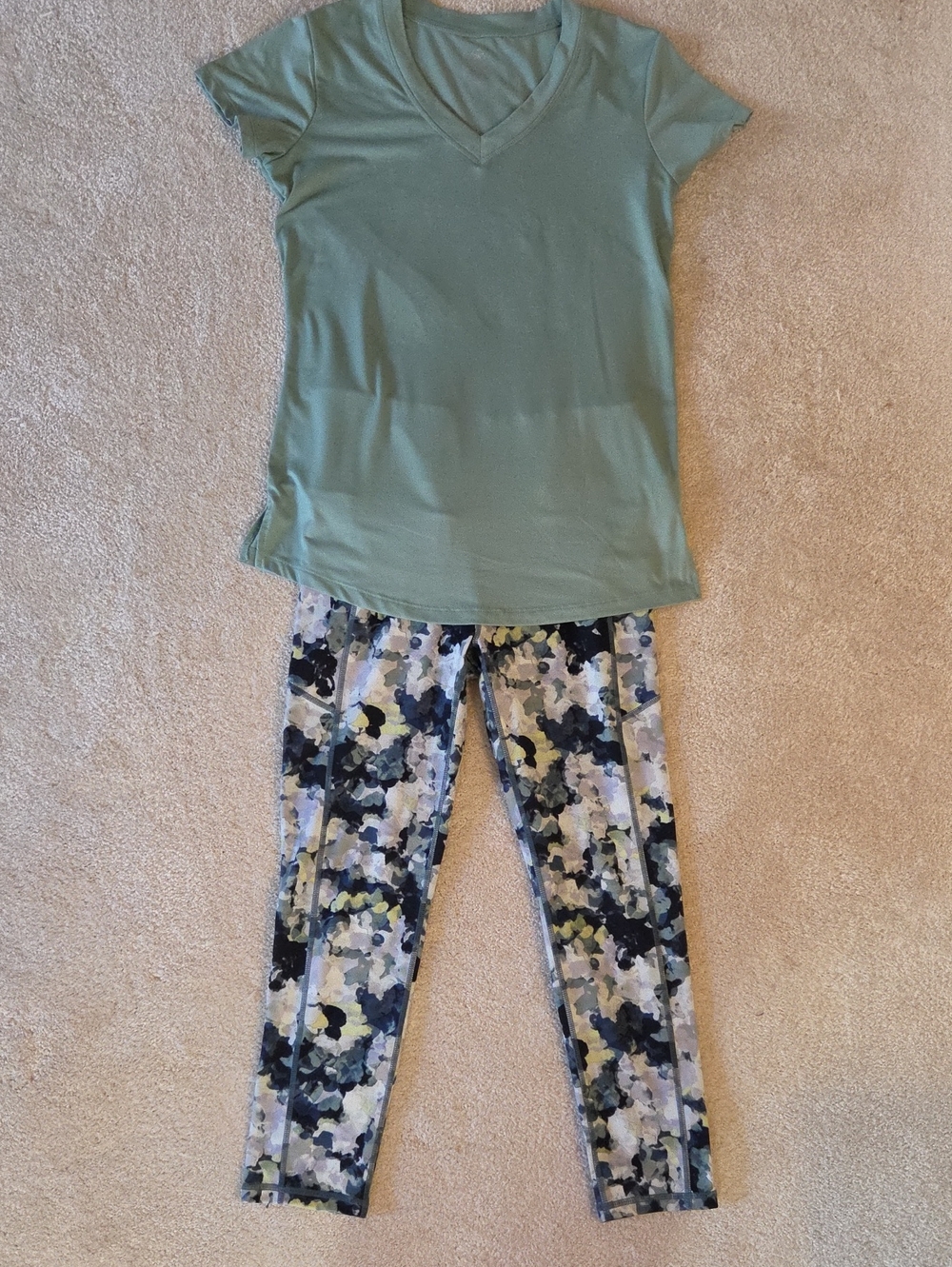 GAIAM Sage Green Short Sleeve Yoga Top with Abstract Camouflage Print Yoga Pants